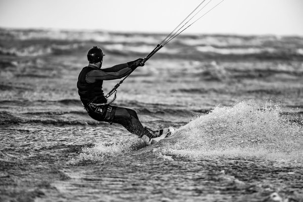Comment préparer son équipement pour une compétition de kitesurf en haute mer?